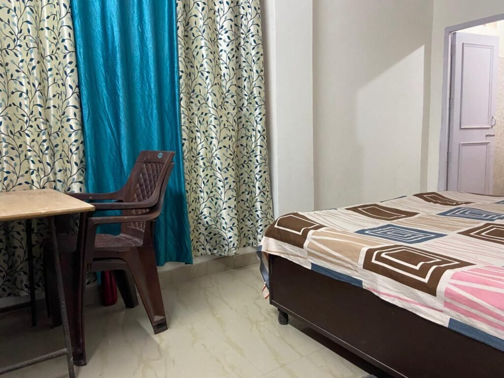 PG in Hauzkhas